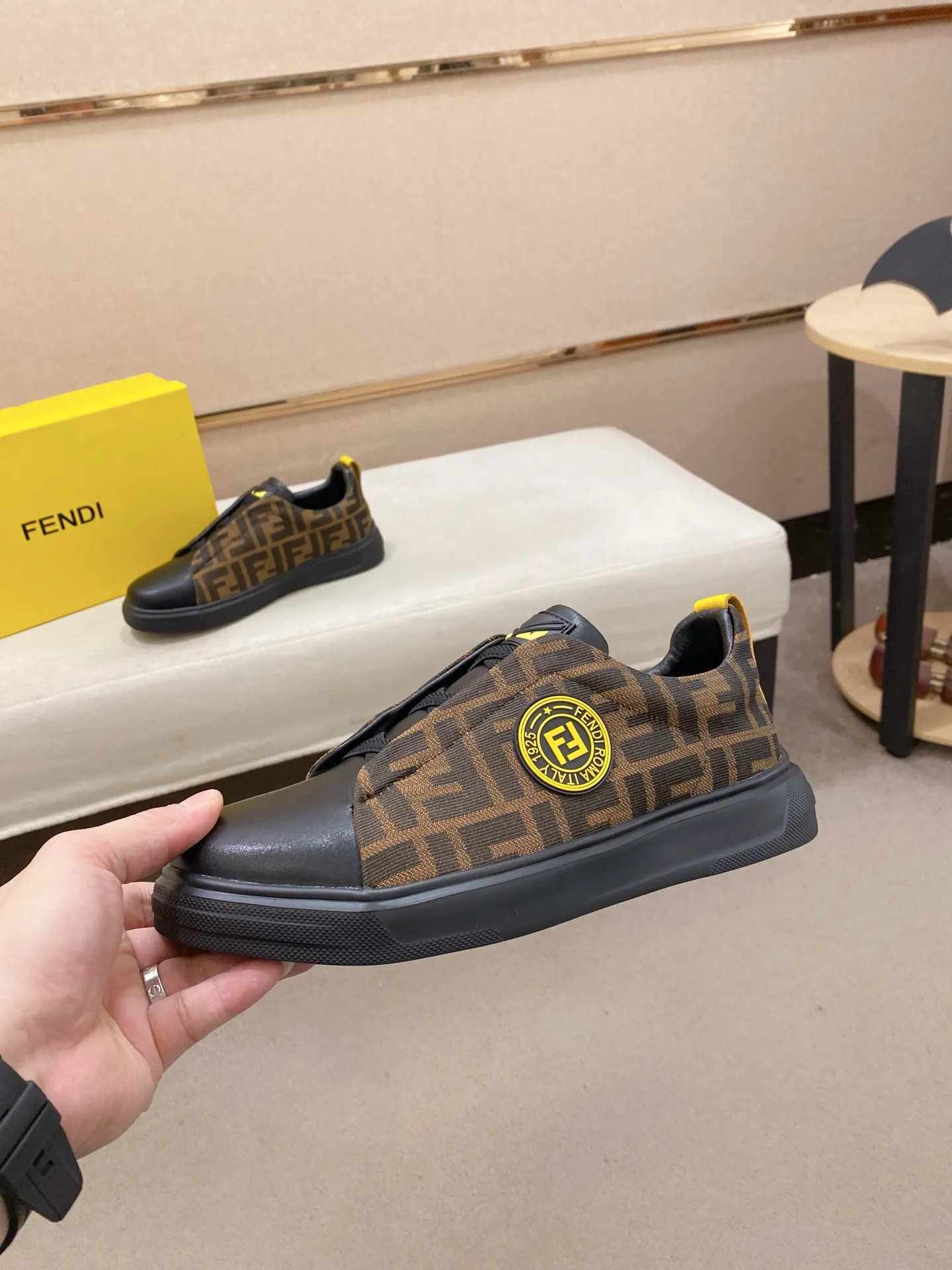 Factory price 400💰 (fendi) New style 👊🏻 upper 🇮🇹 imported cowhide fabric 🇩🇪 lining imported sheepskin lining. The original outsole is molded to highlight the identity of every man, and the upper foot is elegant and stable🚶🏻🚶🏻The high-end custom counters reproduce the original version📯No matter the wind or rain, the shoe last remains unchanged and can withstand the verification of time🔍️,🔵 Size: 38-44